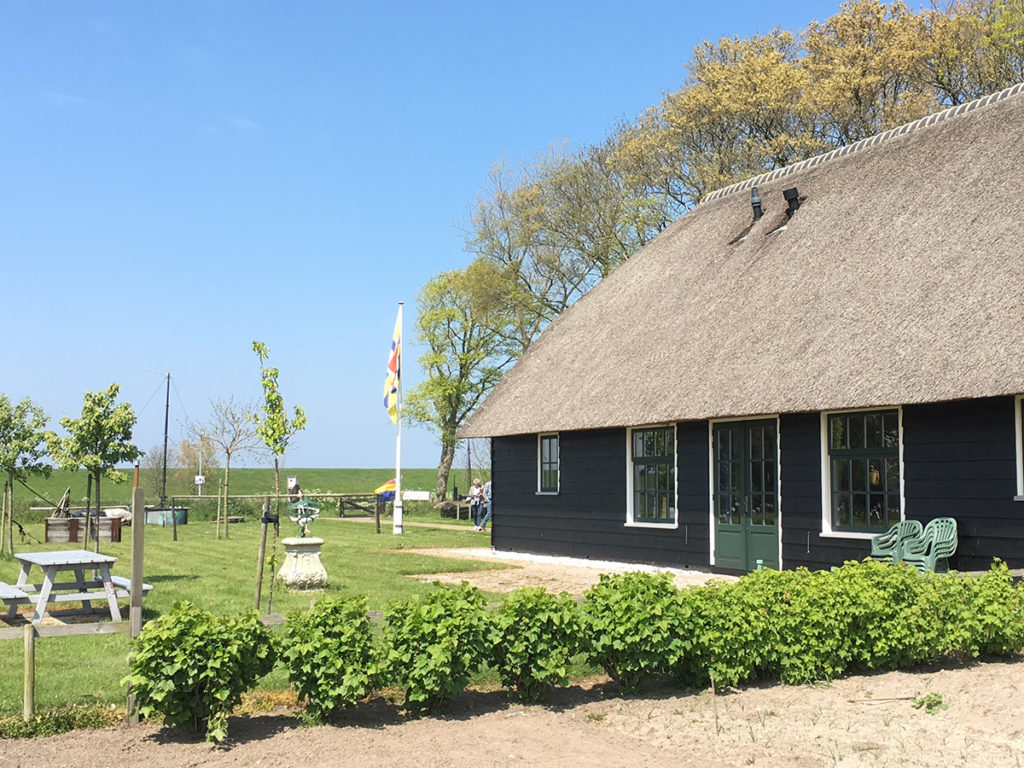 Het ontvangstgebouw van het Wieringer Eilandmuseum Jan Lont aan de Waddendijk.