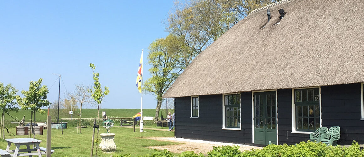 Het ontvangstgebouw van het Wieringer Eilandmuseum Jan Lont aan de Waddendijk.