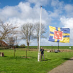 De vlag gaat hoog in de mast